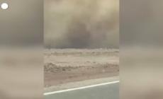 Violenta tempesta di sabbia in Egitto, le immagini dall'auto