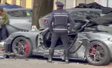 Milano, schianto in Porsche fra le auto in sosta: morto il 21enne alla guida