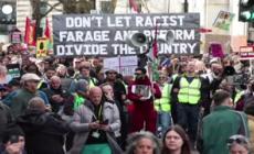 Decine di migliaia in piazza a Londra contro l'estrema destra