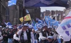 Scozia, nuovi venti indipendentisti: in migliaia ieri in corteo a Edimburgo