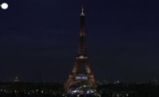 La Torre Eiffel si illumina per il ritorno sul palco di Celine Dion