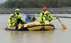 Maltempo nel Foggiano, i Vigili del fuoco intervengono in gommone