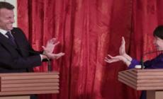 Tokyo, la premier Takaichi fa il gesto del Kamehameha a Macron