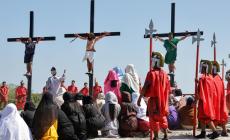 Nelle Filippine le fustigazioni del Venerd&igrave; Santo continuano ad attirare le folle