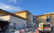 Aggredito con spranghe e bastoni nel parcheggio, 41enne in rianimazione