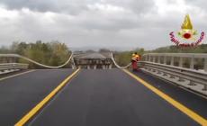 Continuano le ricerche dell'auto caduta dopo il crollo del ponte sul fiume Trigno