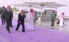 La premier Meloni arriva in Arabia Saudita per una visita a sorpresa