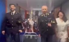 Roma, la polizia distribuisce uova di cioccolato negli ospedali