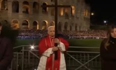 Via Crucis, Papa Leone porta la croce in tutte le stazioni