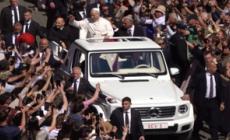 Messa di Pasqua a San Pietro, il Papa dal terrazzo della Basilica