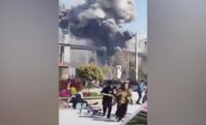 Iran, il ponte di Karaj negli istanti in cui viene colpito da un raid Usa