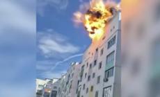 Ucraina, drone russo colpisce un edificio a Kharkiv: il momento dell'impatto