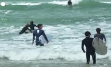 "E' la nostra terapia", la sfida dei surfisti israeliani tra sirene e allarmi antibomba