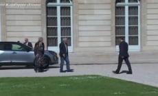 Macron accoglie all'Eliseo i due cittadini francesi rilasciati dall'Iran