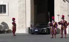 Macron arriva in Vaticano prima dell'incontro con il Papa