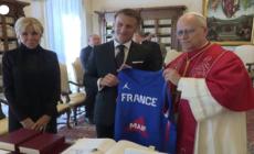 Macron in Vaticano, colloquio e scambio di doni con papa Leone