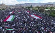 Yemen, sostenitori degli Houthi festeggiano la "vittoria" dell'Iran in guerra