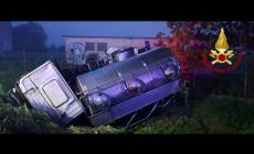 Scontro tra un autocarro e una macchina a Modena, tre morti