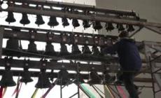 Fedeli in chiesa per la benedizione dei cestini pasquali a Kiev