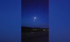 Scia luminosa all'alba nei cieli di Campania e Puglia