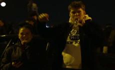 La folla esulta per Magyar, ride e si abbraccia a Budapest