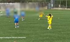 La giovane Maria fa gol e corre a baciare la foto dell'allenatore morto