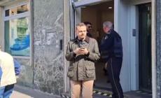 Caccia all'uomo dopo la rapina con ostaggi in banca a Napoli