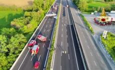 Si ribalta un tir cisterna con liquido infiammabile, morto il conducente