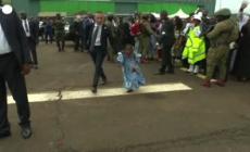 Il Papa in Camerun, una bimba corre ad abbracciarlo dopo la messa