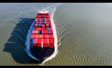 Petroliere attraversano lo Stretto di Hormuz