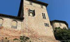 Uccide la ex e il compagno, poi si suicida lanciandosi dal castello nell'Astigiano