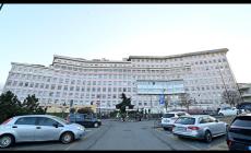 Bimbo di due anni cade dal secondo piano di un palazzo nel Torinese