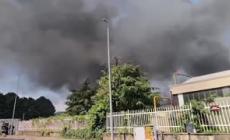 Maxi incendio nel Torinese, sindaco: "Evacuati 5 edifici nel raggio di 50 metri"