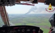 Maxi incendio nel Torinese, le immagini dall'elicottero dei vigili del fuoco