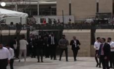 Milei prega e si commuove davanti al Muro del Pianto