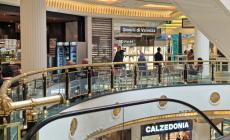 Rapina con picconi e fumogeni, paura in un centro commerciale di Roma