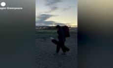 Scozia, attivisti di Greenpeace installano pale eoliche sul campo da golf di Trump