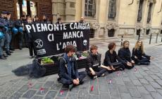 'Ci manca l'aria', sit-in Extinction rebellion fuori da Consiglio Piemonte