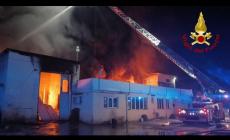 Brucia materiale in una ditta di smaltimento rifiuti nel Milanese