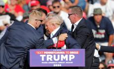 Mondo Maga in fermento, 'l'attentato a Trump era una messinscena'