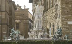 Si arrampica sulla Fontana del Nettuno a Firenze e provoca danni per 5mila euro