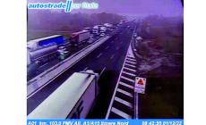 Incidente in A1 all'altezza dell'area San Martino: scontro tra auto e camion. Traffico e rallentamenti sulle tangenziali e  sulla via Emilia