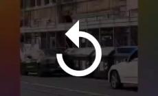 Film o tradimento scoperto? Un uomo nudo corre per le strade del centro di Roma inseguito da una donna- Video