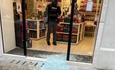 Furto con spaccata in via Cavour: vetrina in frantumi, la polizia indaga