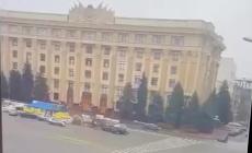 Kharkiv, il momento in cui un razzo colpisce la sede del governo regionale. Volano le auto - Video