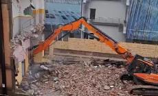 Ruspe al lavoro per la demolizione dell'ex pediatria del Maggiore - Video