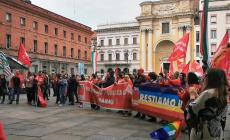 Primo Maggio, il corteo arriva in piazza Garibaldi e si leva "Bella Ciao" - Video
