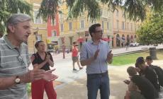 Visita ai bambini dell'asilo e una rosa al Partigiano cantando "Bella Ciao": la prima uscita di Michele Guerra - Video