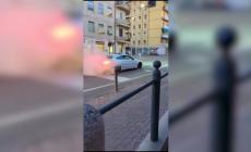 A folle velocità in via Trento per fare un post sui social