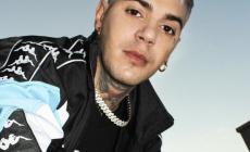 Emis Killa: " A Riccione dopo le 18  c'è da avere paura a fare una passeggiata". Insorge la sindaca: "Diffamazione"